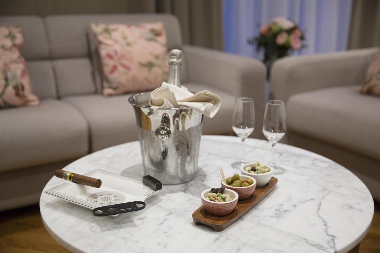 沃里克·莱茵·阿斯特里德（Warwick Reine Astrid）-里昂种族隔离酒店（Aparthotel Lyon）